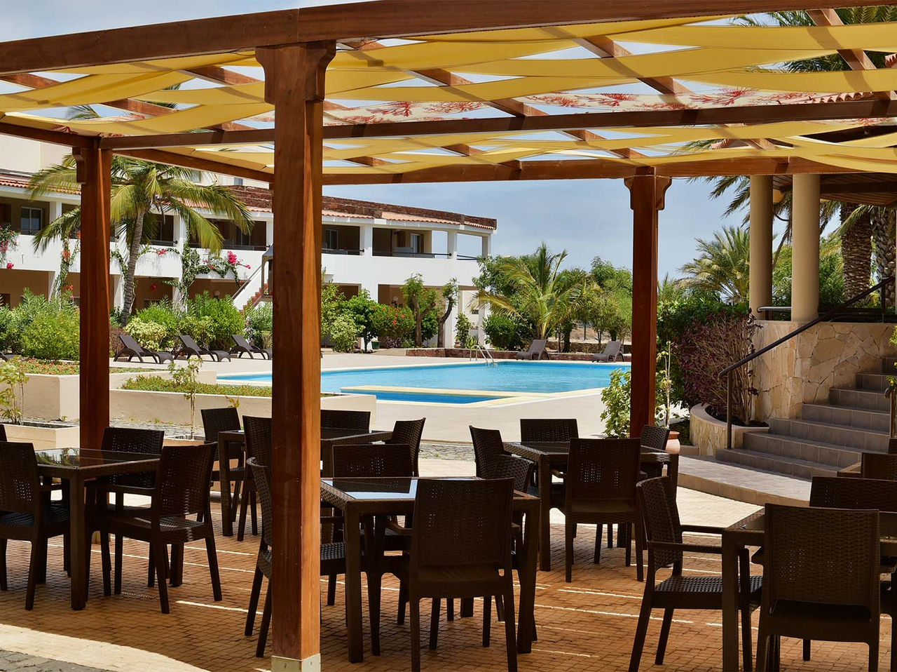 De bar Ilhéu, van het 4-sterrenhotel in Kaapverdië, heeft een overdekt terras waar je kunt eten met uitzicht op het zwembad