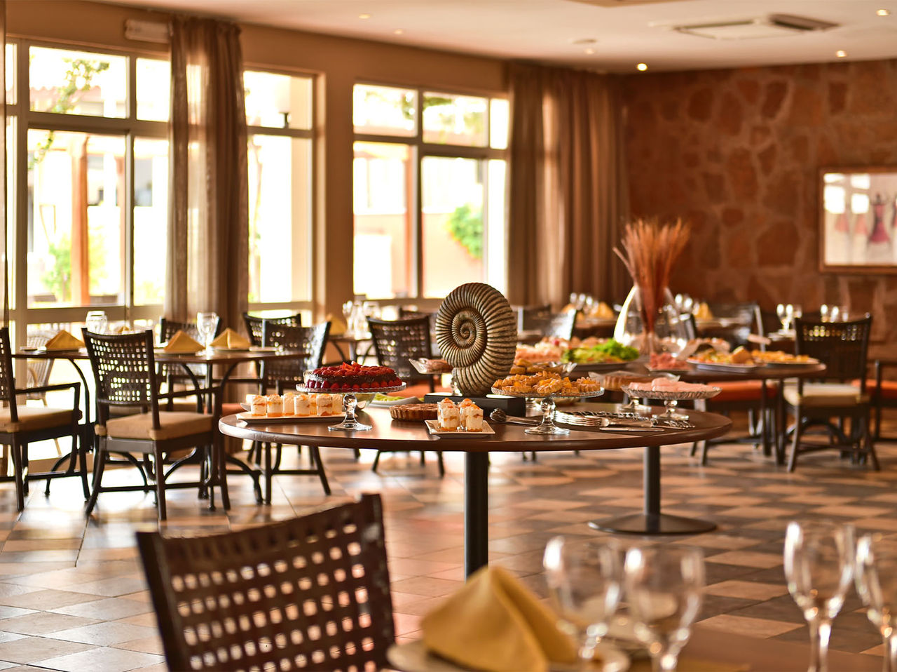 Het restaurant Creole, van het hotel in Kaapverdië, heeft een ruime ruimte met stoelen en biedt verschillende gerechten