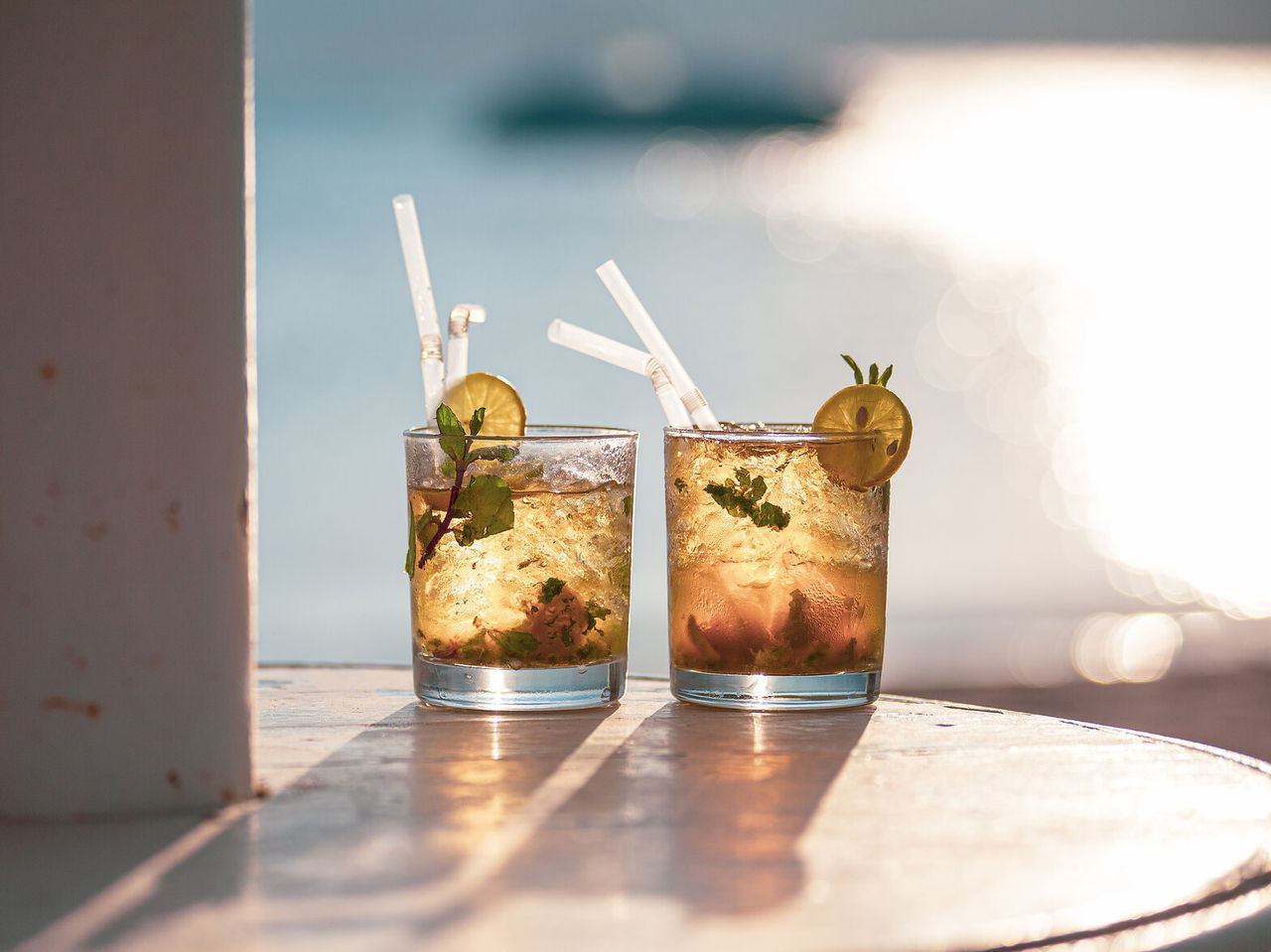 De bar Passante, van het 4-sterrenhotel in São Tomé, serveert cocktails met citroen en kruiden