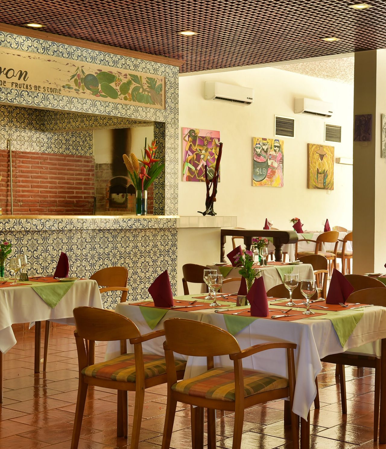 Het restaurant Le Baron, van het 4-sterrenhotel in São Tomé, heeft gedekte tafels met houten stoelen