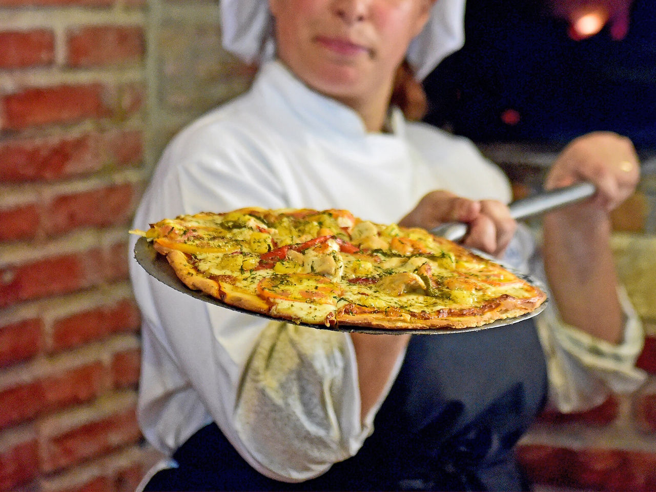 Het restaurant Le Baron, van het 4-sterrenhotel in São Tomé, heeft een kok die pizza met kaas en champignons maakt