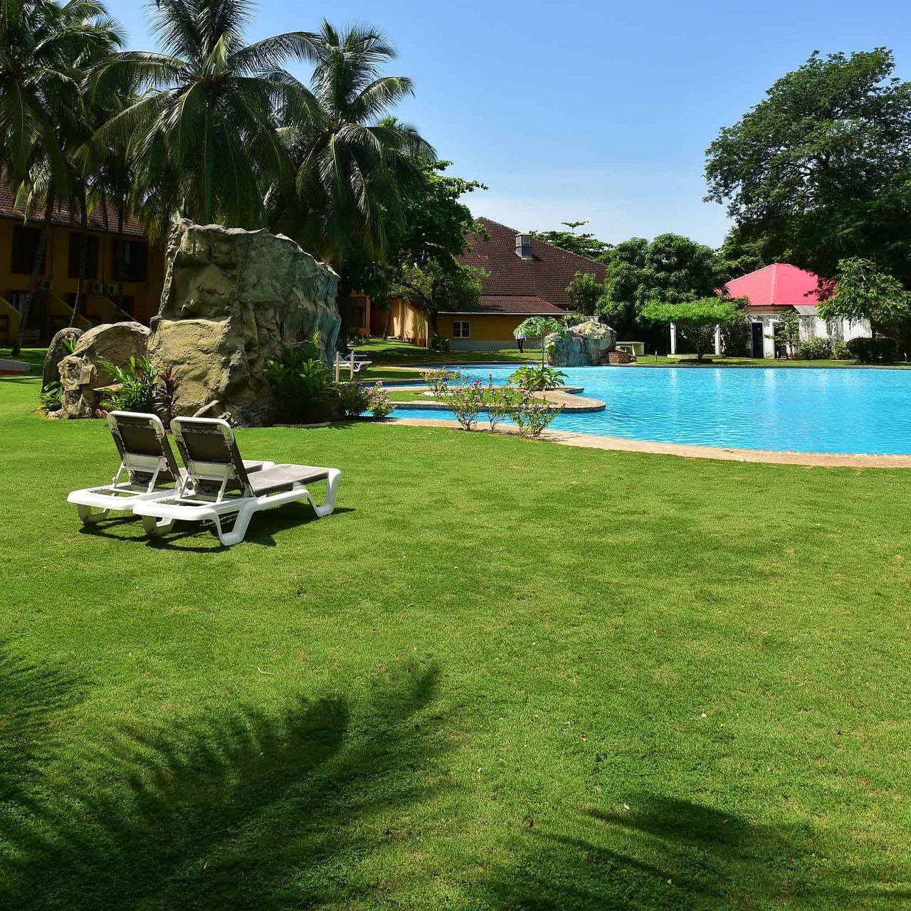 Tuin en buitenzwembad van Pestana Miramar São Tomé, een 4-sterrenhotel in São Tomé