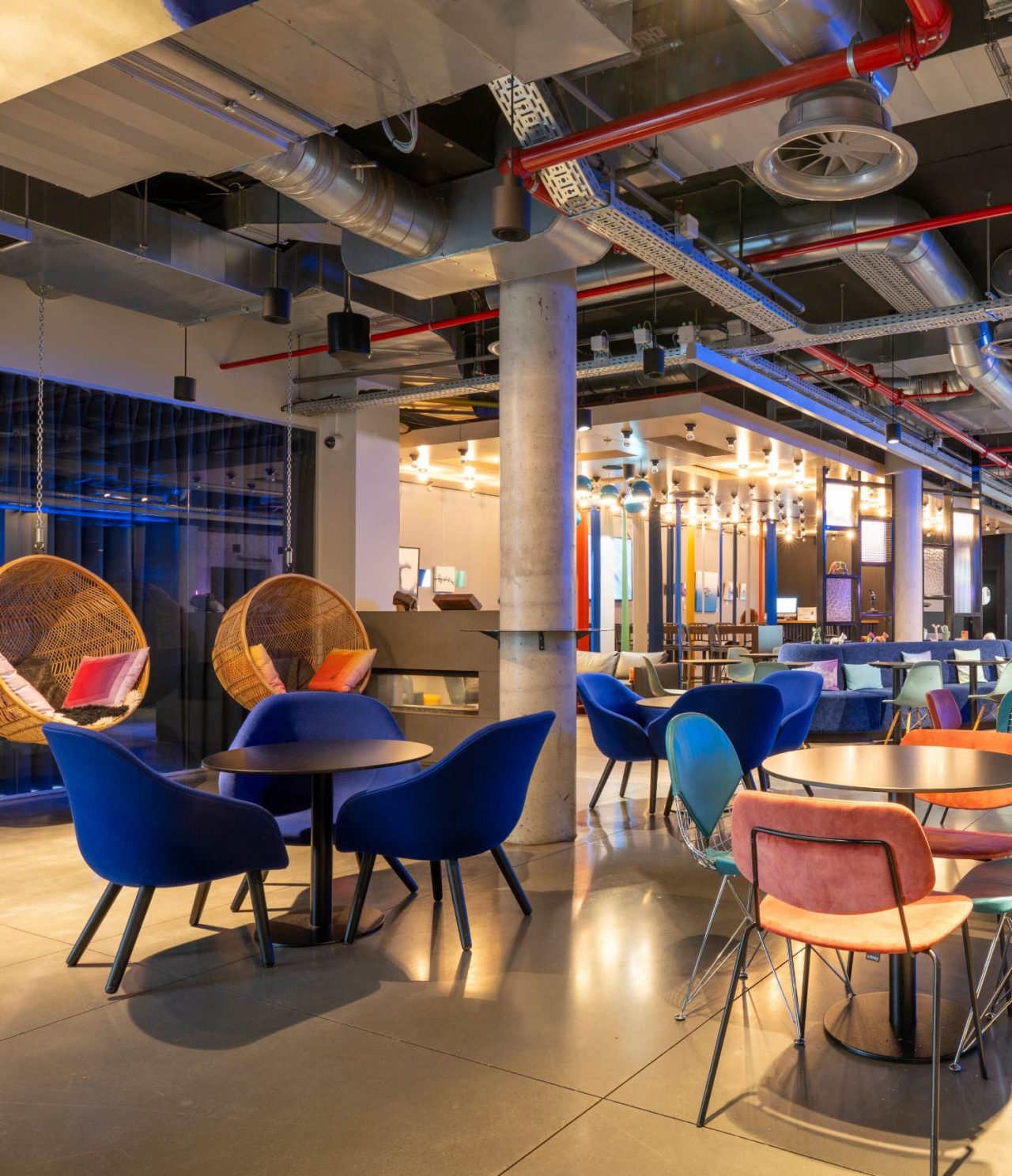 De bar van het hotel in Brussel vlakbij het Europees Parlement heeft stoelen, tafels en hangende schommels