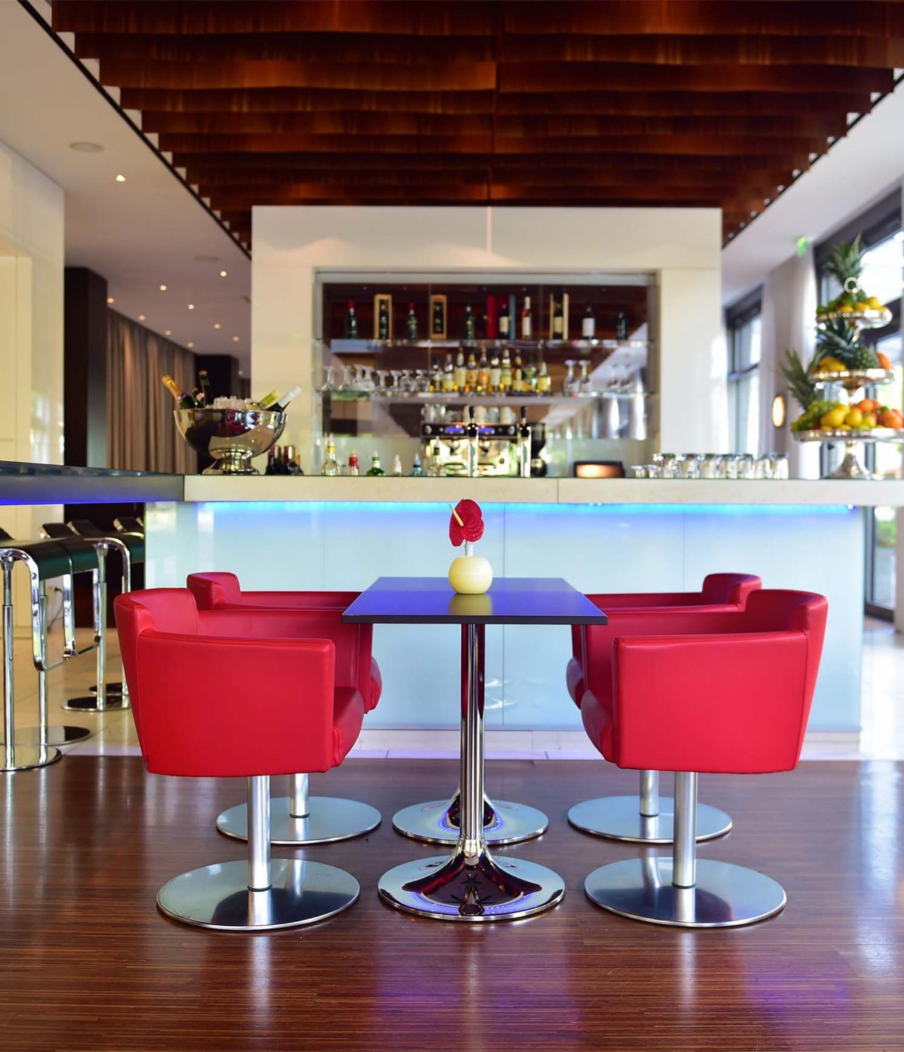 De bar Aqua Bar & Lounge, van het 4-sterrenhotel in Berlijn, serveert cocktails in een gezellige en ontspannen omgeving