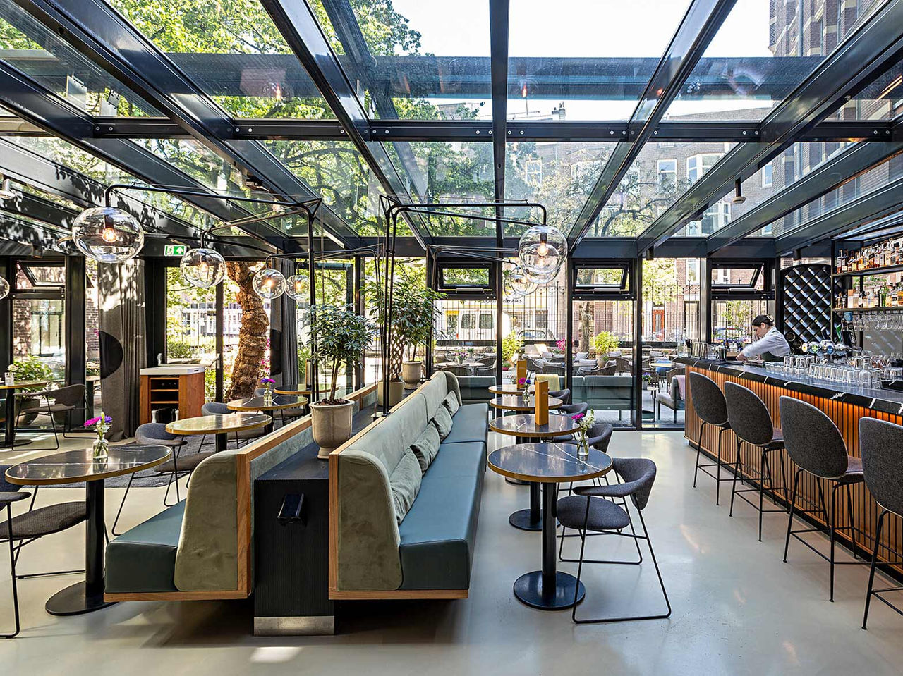 Restaurant bij Pestana Amsterdam Riverside, 5‑Sterrenhotel in Amsterdam met glazen dak en moderne bar