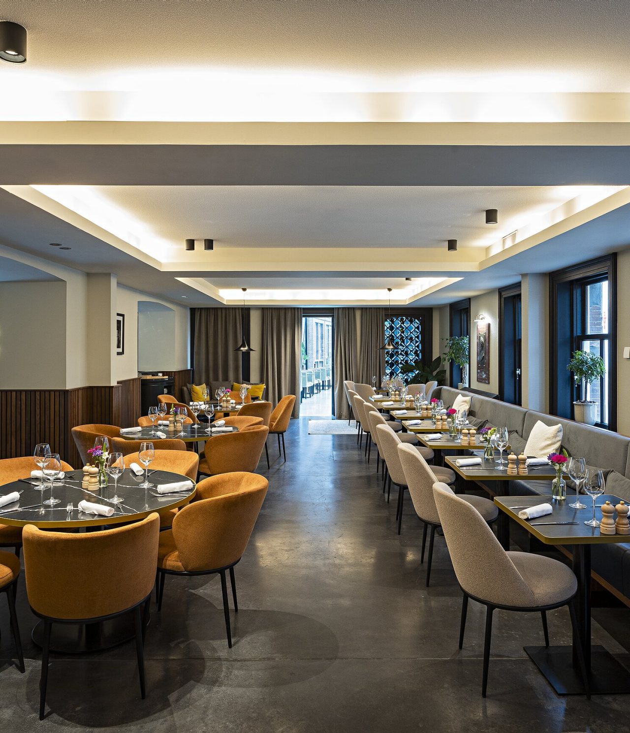 Het restaurant Archive, van het 5-sterrenhotel in Amsterdam, heeft een ruime opzet met ronde en vierkante tafels