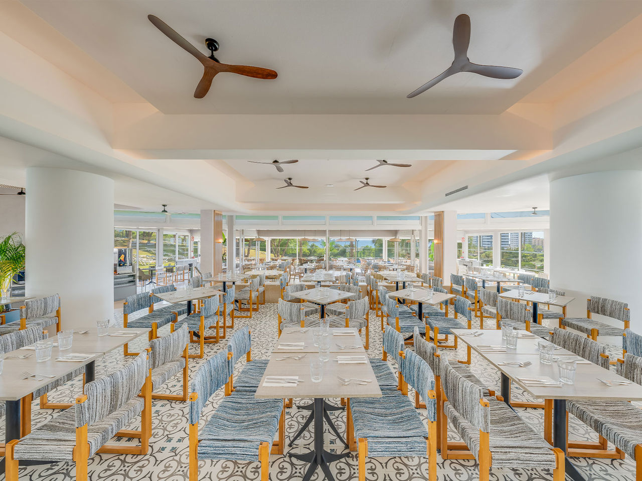 Het restaurant Acqua, van het All-Inclusive Hotel in de Algarve, heeft veel natuurlijk licht en verschillende uitzichten