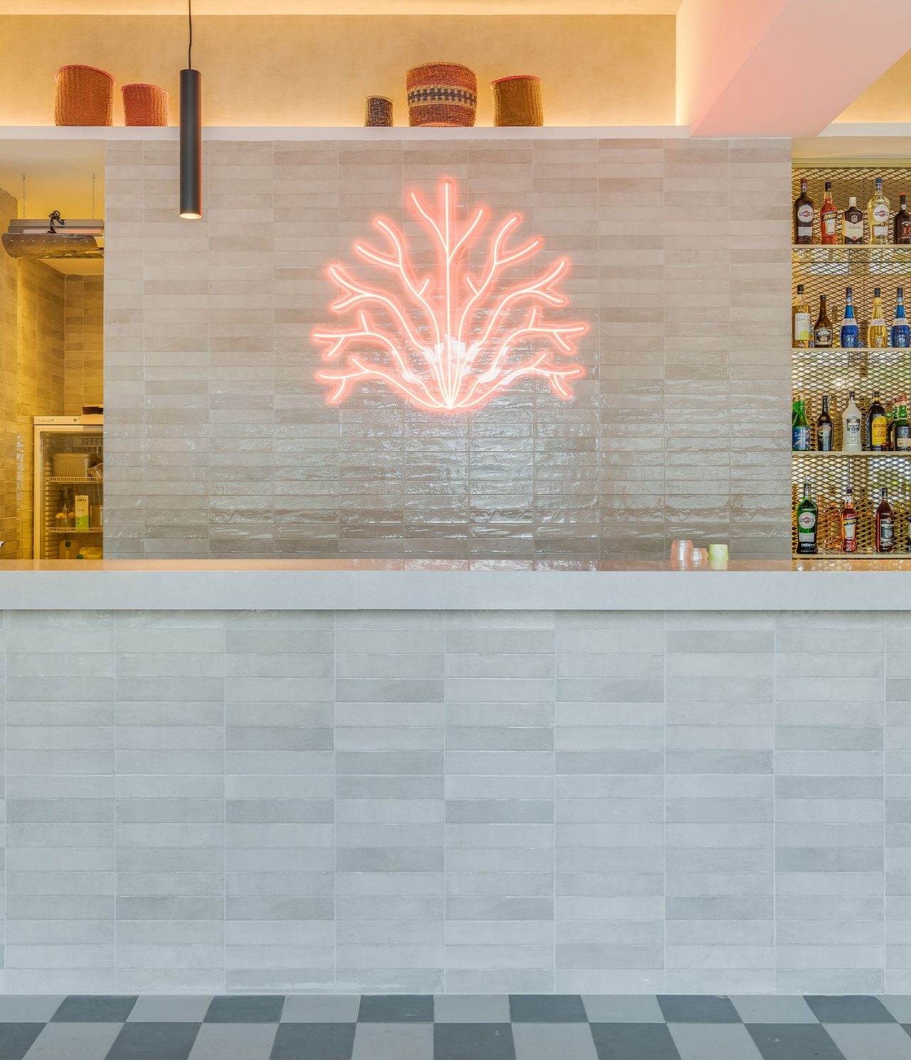 De bar Coral, van het All-Inclusive Hotel in de Algarve, heeft LED-verlichting in de vorm van koraal en een bar