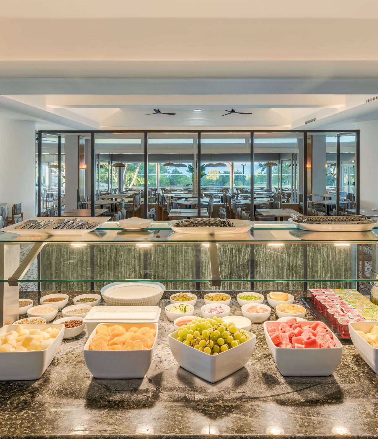 O restaurante Acqua, do Hotel Tudo Incluído no Algarve, tem uma mesa de buffet com fruta variada e gelatinas