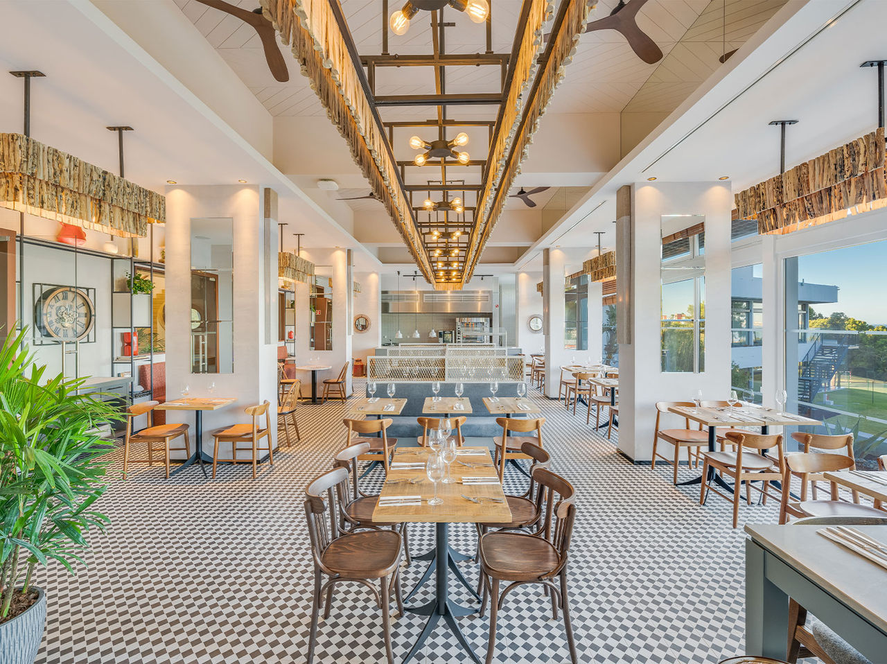 O restaurante Fuego, do Hotel Tudo Incluído no Algarve, tem uma decoração moderna e várias mesas com vista jardim