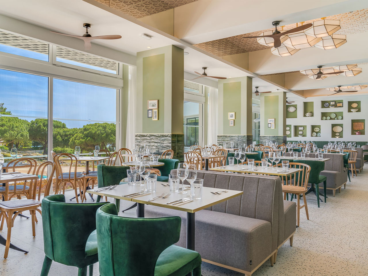 Het restaurant Luigi, van het All-Inclusive Hotel in de Algarve, heeft tafels met banken en comfortabele stoelen