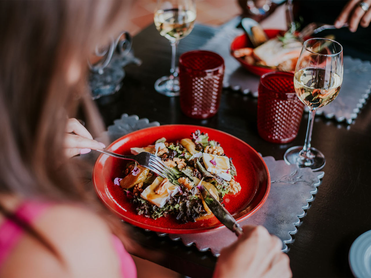 Het restaurant Clubhouse do Gramacho, van het 4-sterrenhotel in de Algarve, serveert salades met geitenkaas, honing en noten