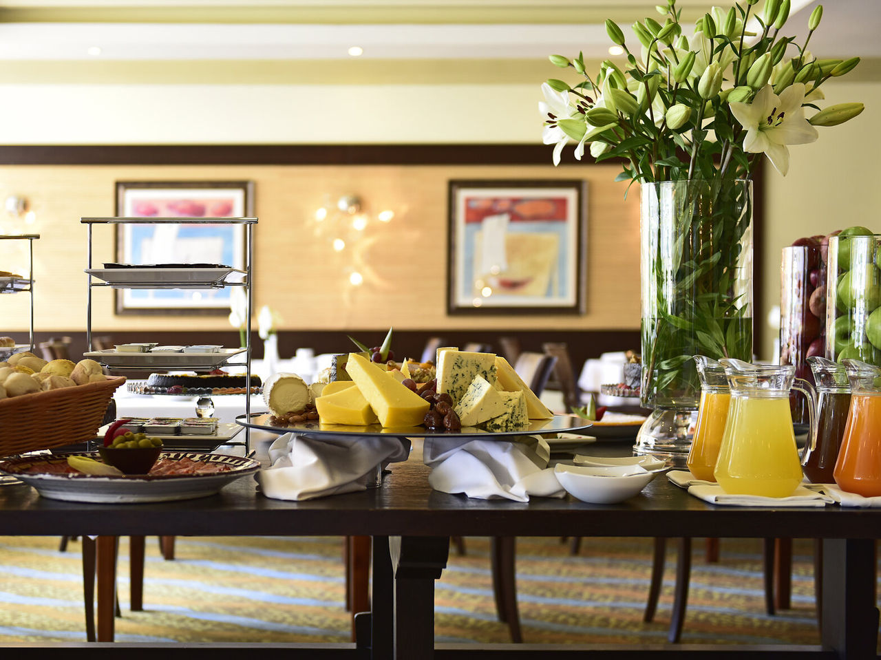 Het restaurant Valhalla, van het 4-sterrenhotel in Alvor, heeft een verscheidenheid aan gerechten zoals vleeswaren en sap