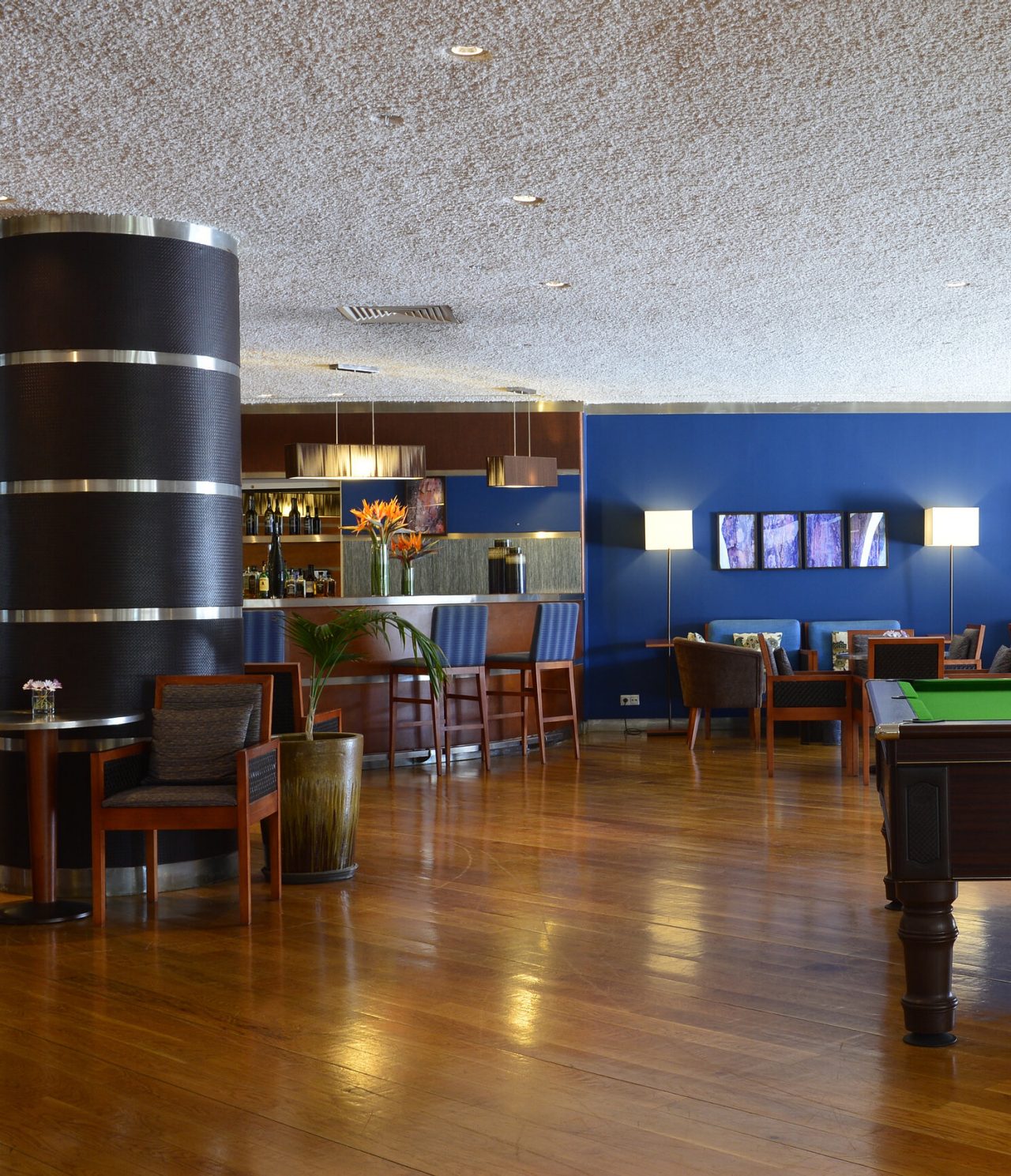 De bar Prime, van het 5-sterrenhotel in Vilamoura, heeft een ruime ruimte met tafels, stoelen en een biljarttafel
