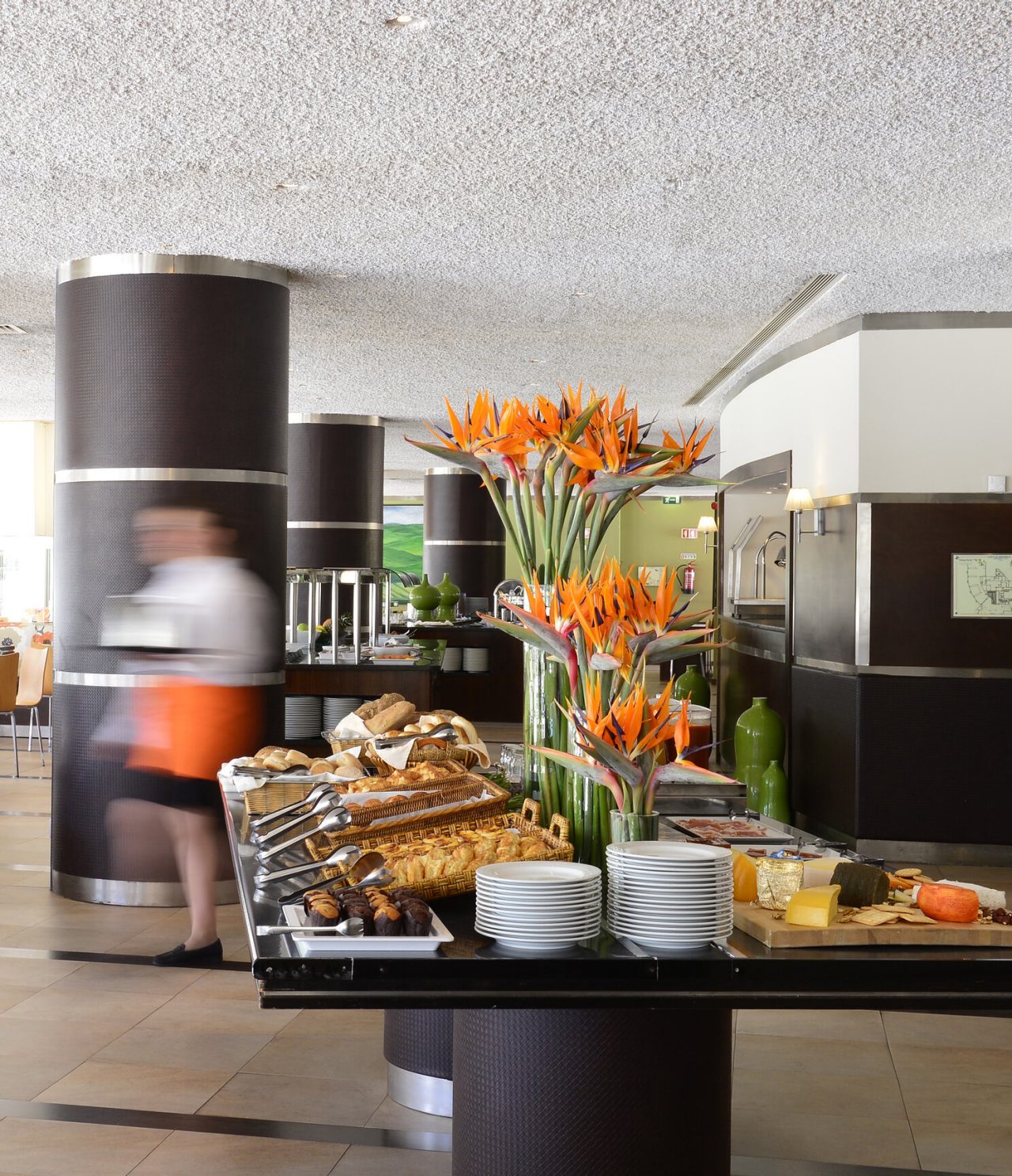Het restaurant Green Pines, van het 5-sterrenhotel in Vilamoura, heeft een ontbijtbuffet met verschillende tafels