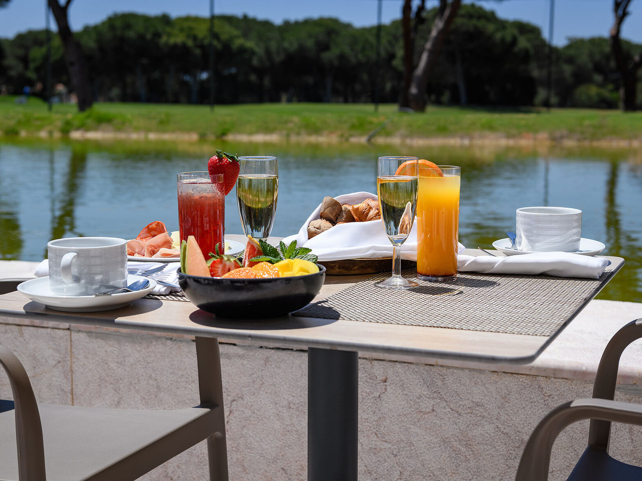 Het restaurant Green Pines, van het 5-sterrenhotel in Vilamoura, serveert ontbijt met fruit, brood en koffie