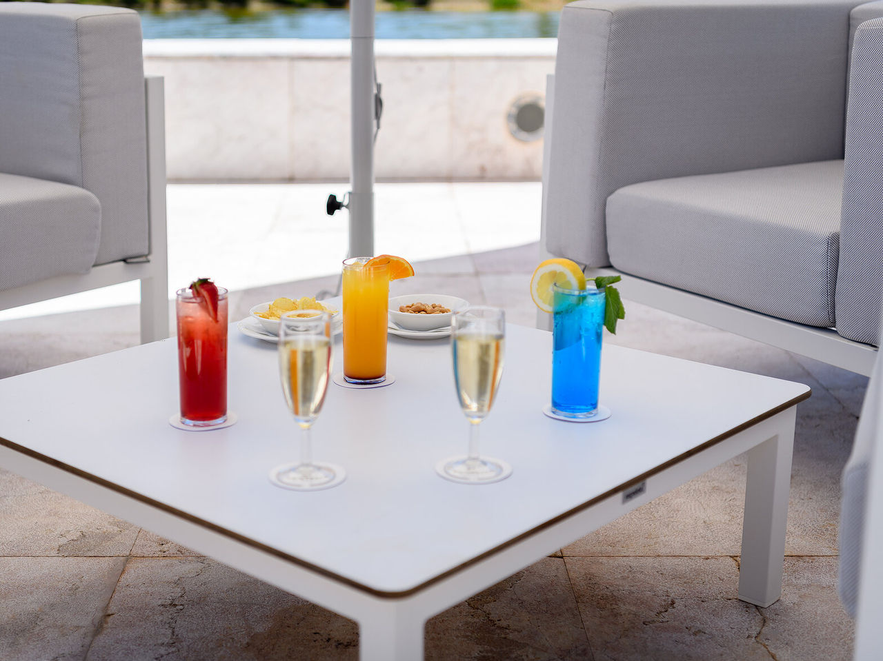 De poolbar, van het 5-sterrenhotel in Vilamoura, serveert vruchtencocktails en champagne