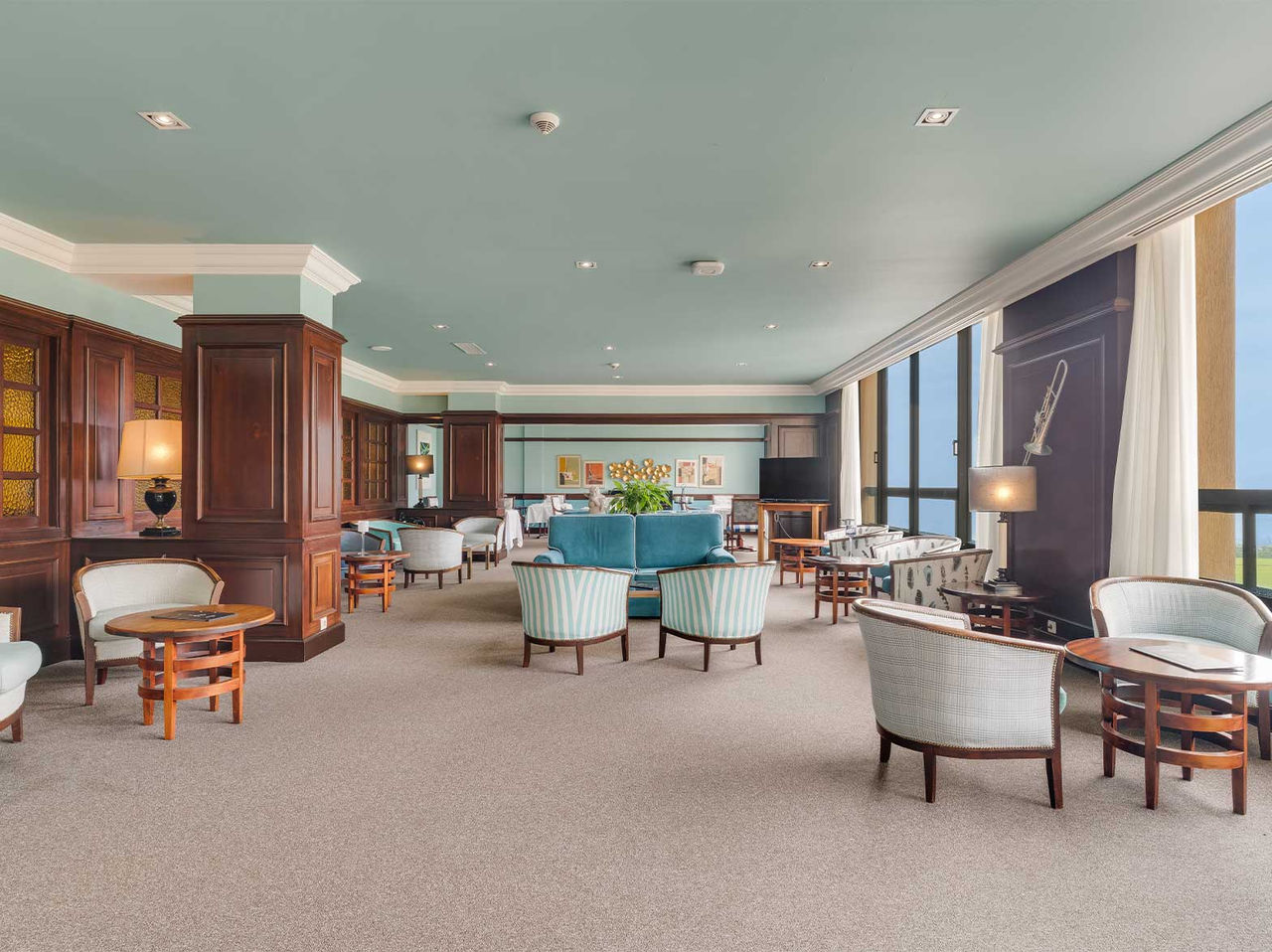 De bar Aqqua, van het 4-sterrenhotel op de Azoren, heeft een ruime opzet met verschillende stoelen en banken