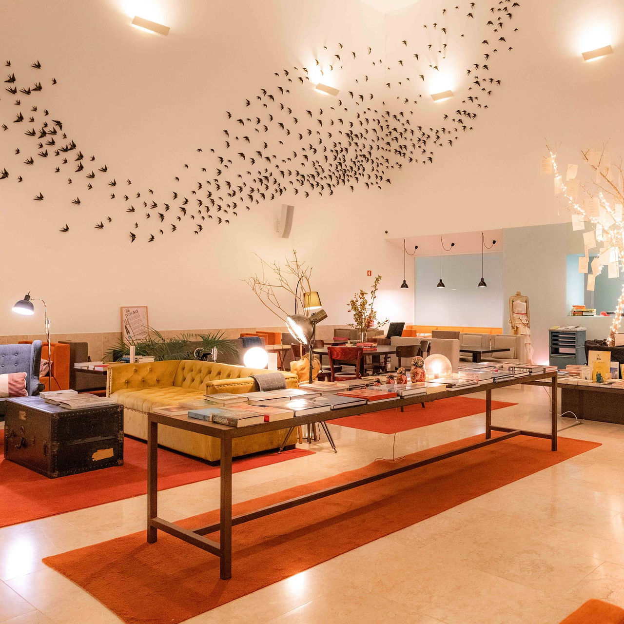 Pestana Cidadela Cascais 5‑Sterrenhotel in Cascais met stijlvolle lounge en zwarte vogelkunst aan de muur