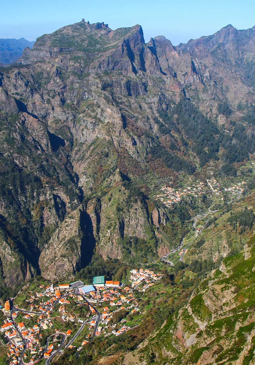 Verblijf in Pestana Carlton Madeira en ontdek de schoonheid van Curral das Freiras, met zijn vallei en huizen