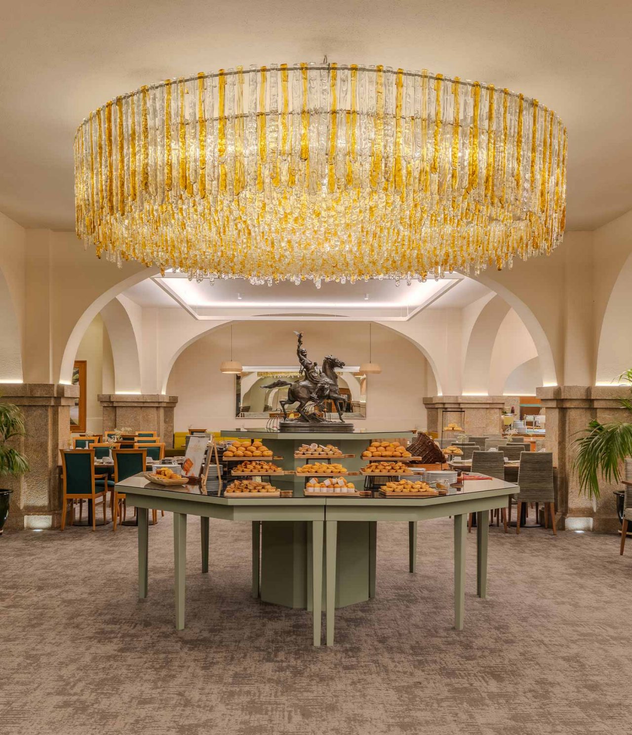 Restaurant van Pestana Carlton Madeira, 5‑Sterrenhotel op Madeira, met buffettafels onder grote kroonluchter