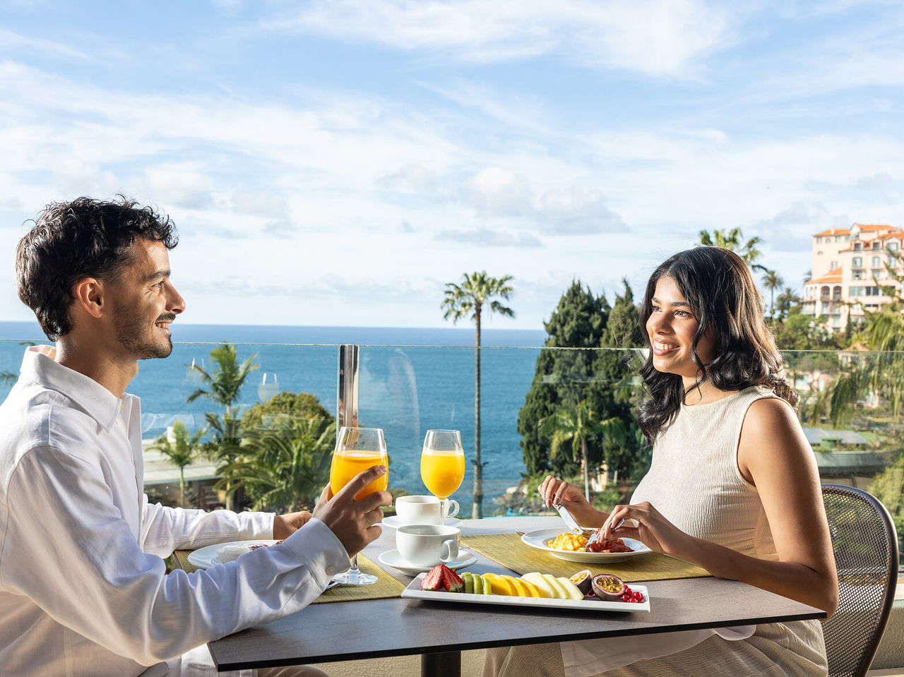 Restaurant van Pestana Carlton Madeira, Hotel in het Centrum van Funchal, aan Zee met ontbijtterras aan zee