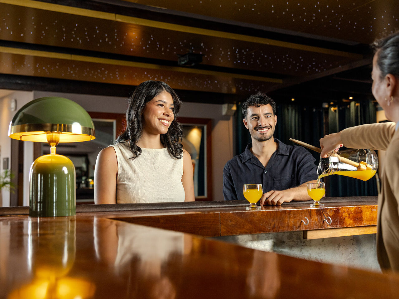 Bar van Pestana Carlton Madeira Hotel in het Centrum van Funchal, aan Zee met gasten en vers sap aan houten toonbank