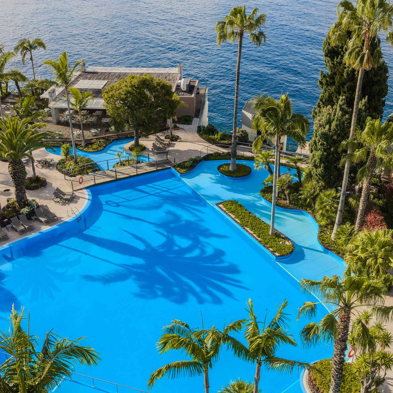 Pestana Carlton Madeira, 5‑Sterrenhotel op Madeira met kronkelend zwembad, palmbomen en uitzicht op zee