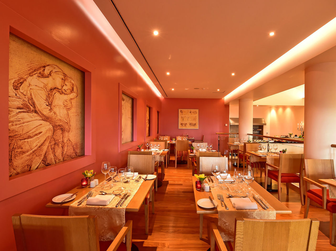 Het restaurant Trattoria de La Fontana, van het 5-sterrenhotel in Funchal, op Madeira, heeft een ruime ruimte met rode muren