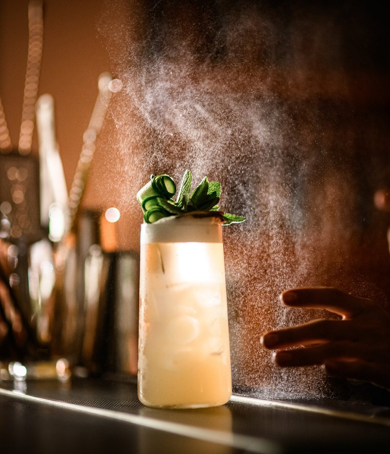 O bar A Fonte, do Hotel Romântico no Funchal, na Madeira, tem um cocktail amarelo com pepino e hortelã