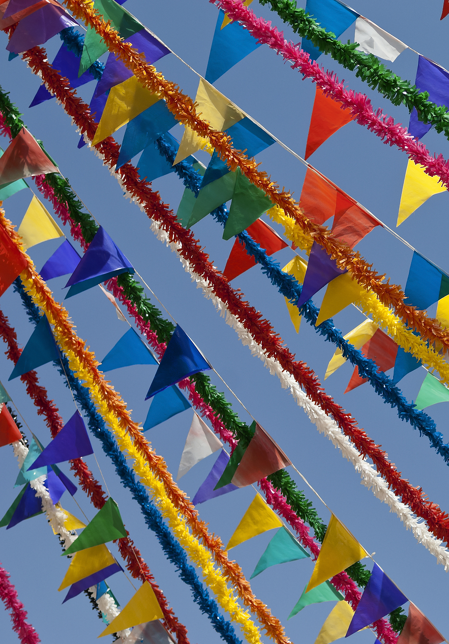 Kleurrijke feestversieringen in de straten van Porto Santo, in verschillende vormen en kleuren