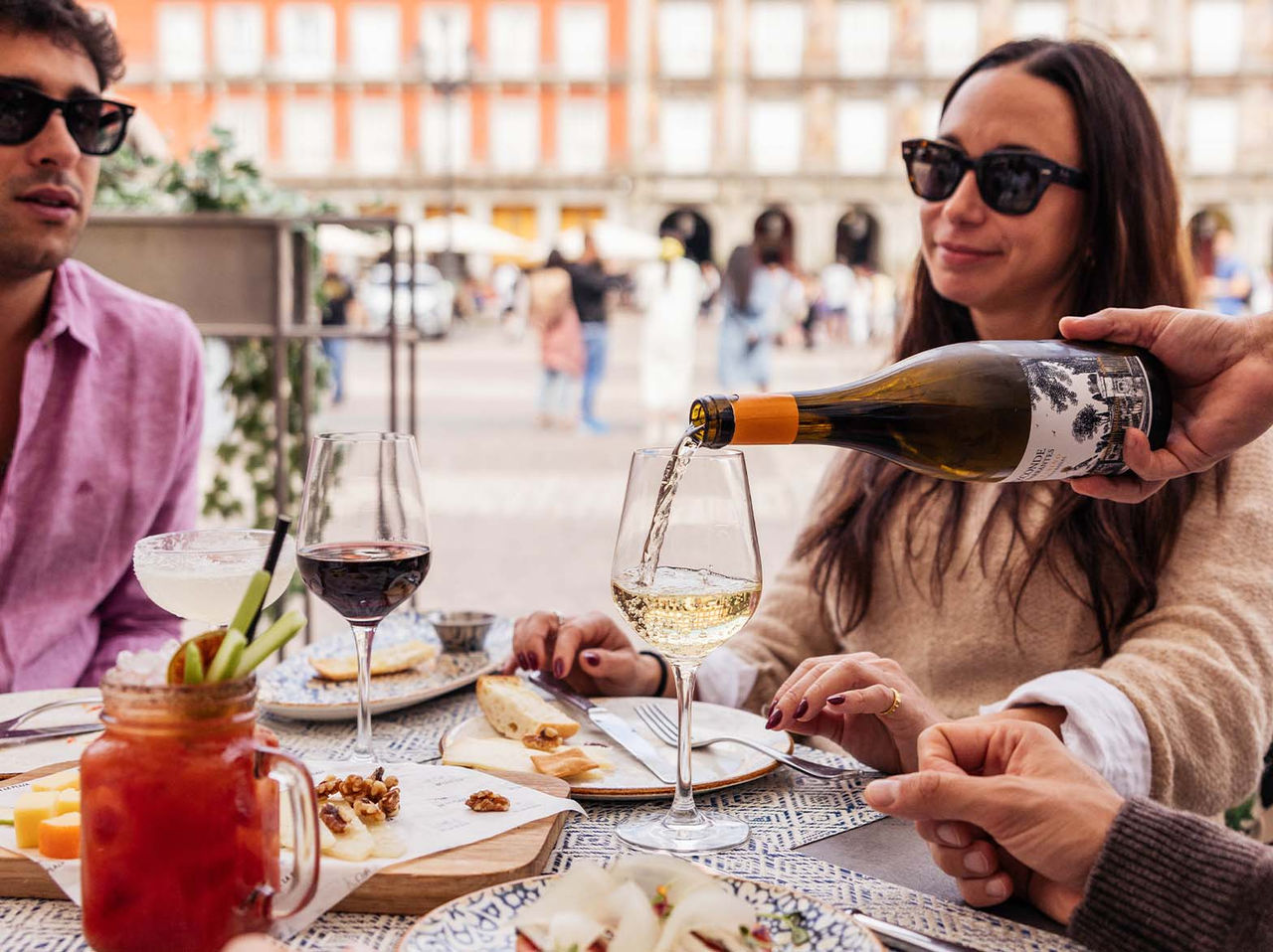 Het restaurant Café de La Plaza, van het hotel in het historische centrum van Madrid, serveert tapas met witte wijn
