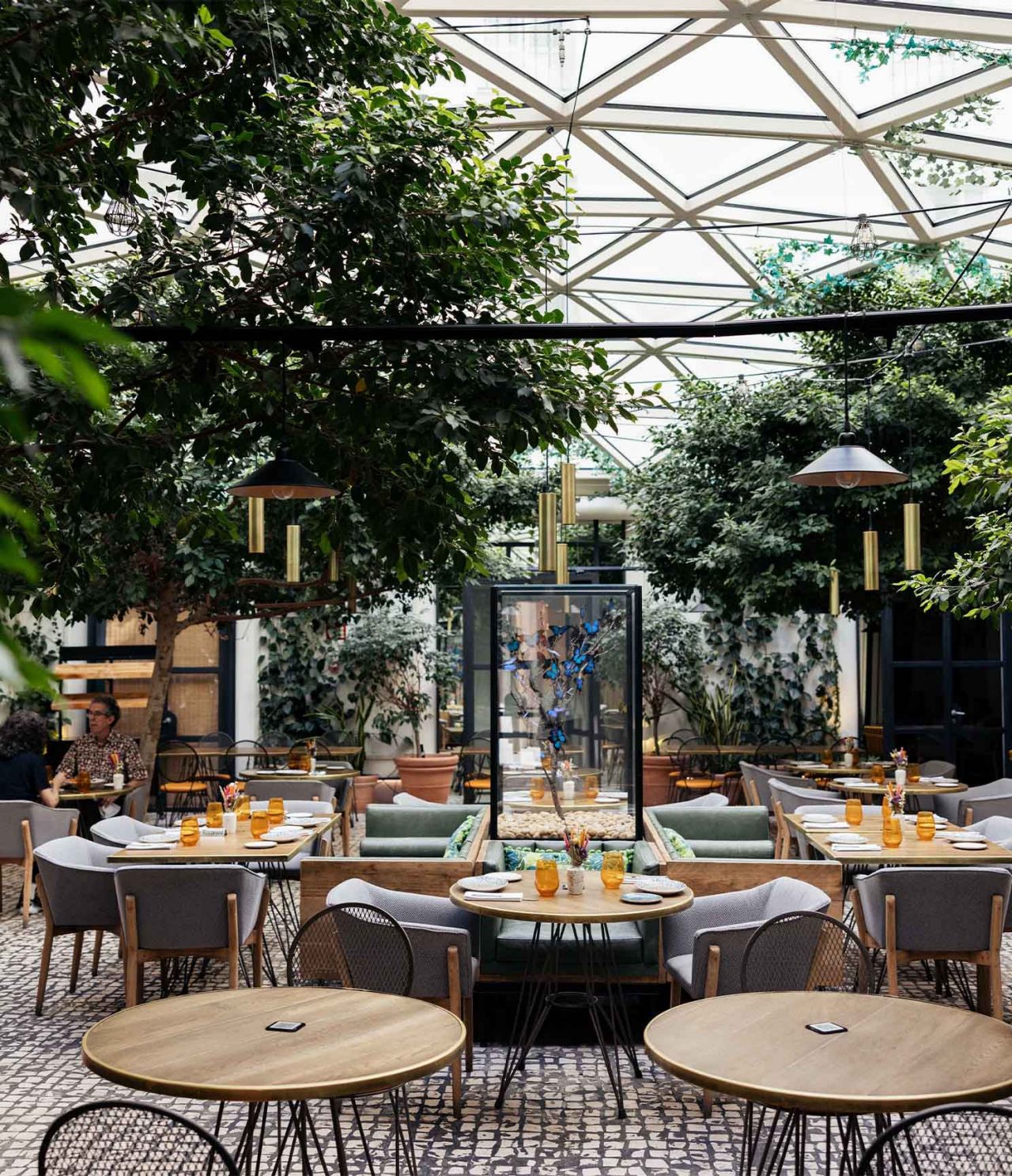 Het restaurant Café de La Plaza, van het hotel in het historische centrum, heeft een patio met meerdere tafels en groen