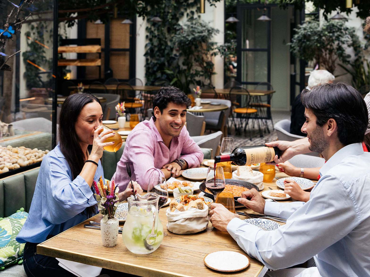 In het restaurant Café de La Plaza, van het hotel in het historische centrum van Madrid, kun je genieten van tapas en wijn