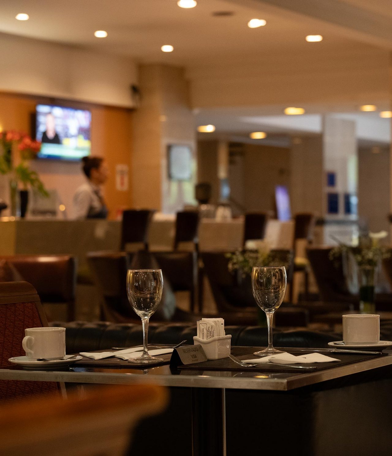 Restaurant van Pestana Buenos Aires, Premium Hotel in Buenos Aires, met gedekte tafels en warme loungeverlichting
