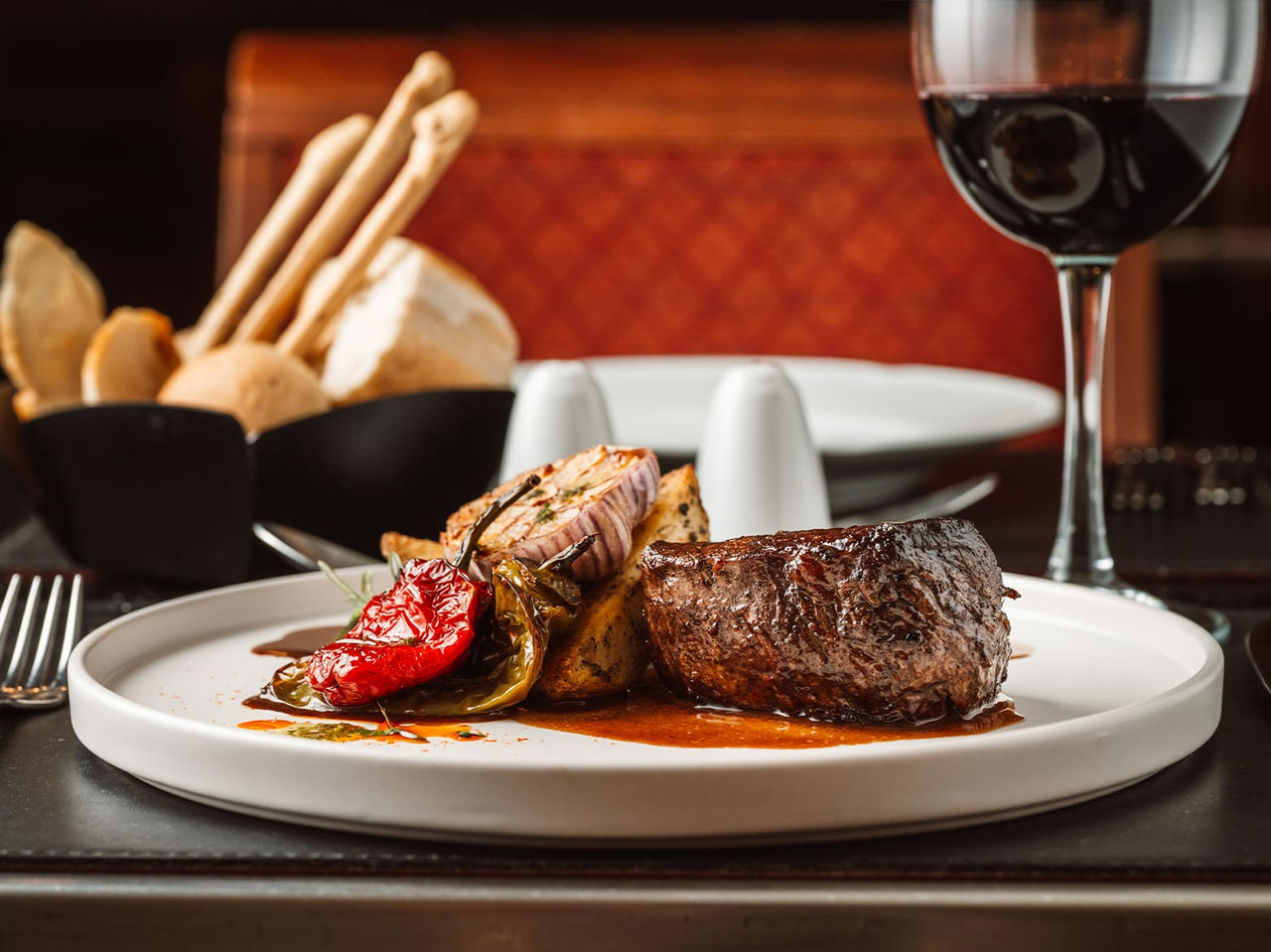 Restaurant van Pestana Buenos Aires Premium Hotel in Buenos Aires, met gegrilde steak, wijn en brood