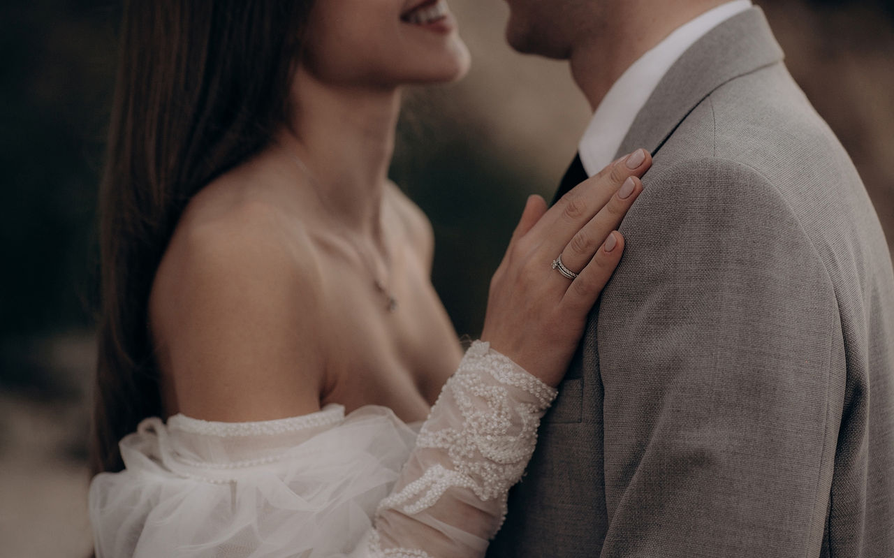 Lachend paar viert hun huwelijk bij Pestana Hotel Group, in een speciale locatie met gepersonaliseerde decoratie