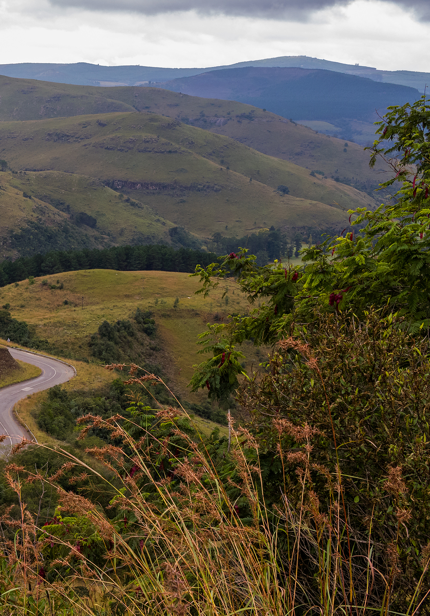 Three Rondavels são três montanas que lembram cabanas tradicionais africanas, cobertas por vegetação verdejante