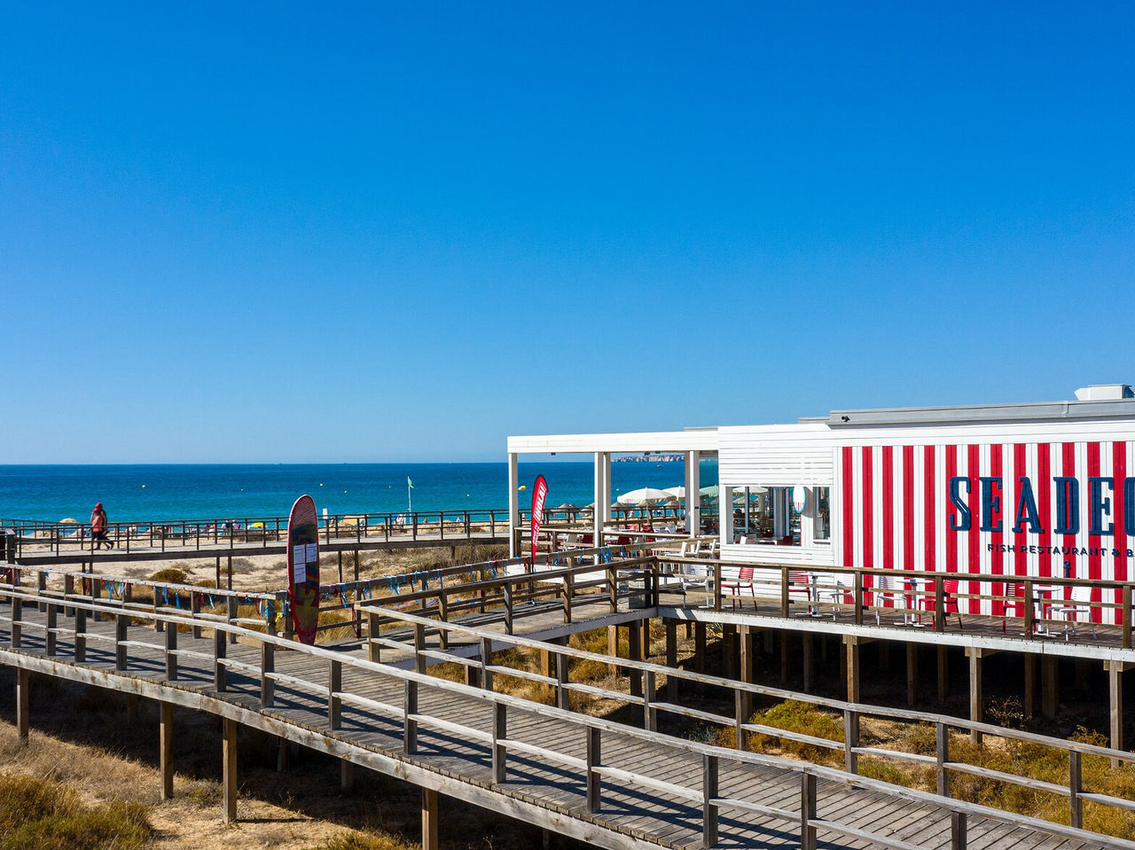 O restaurante Sea Deck, do Hotel Premium no Algarve, oferece uma experiência gastronómica regional com esplanada vista mar