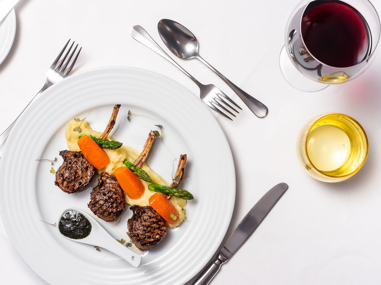 O restaurante Clubhouse do Vale da Pinta, do Hotel 4 Estrelas no Algarve, serve pratos de carne, como cordeiro com puré