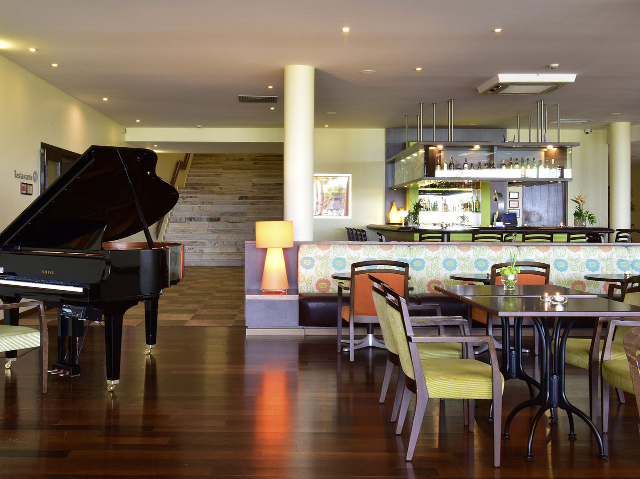 O Tapas Bar, do Hotel 4 Estrelas em Porches, conta com mesas e cadeiras, um piano, e um bar para bebidas