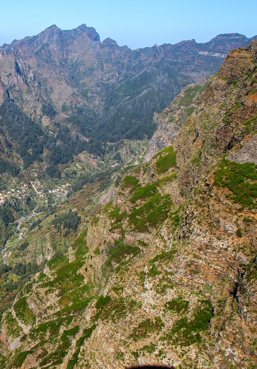 Fique no Pestana Fisherman Village e descubra a beleza do Curral das Freiras na Madeira, com o seu vale e casas no meio