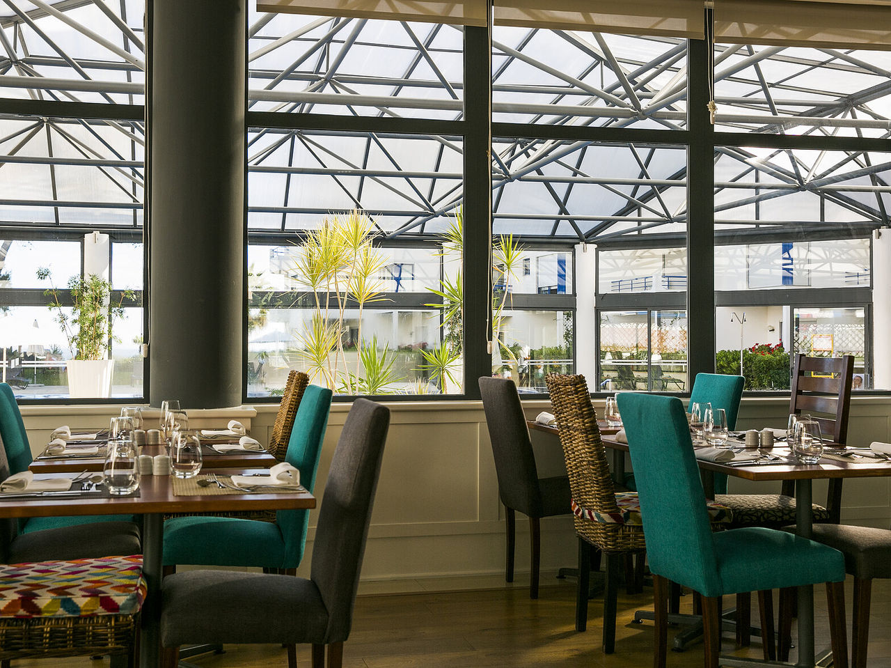 Oceano in Cascais offers a space to enjoy a complete meal with garden views