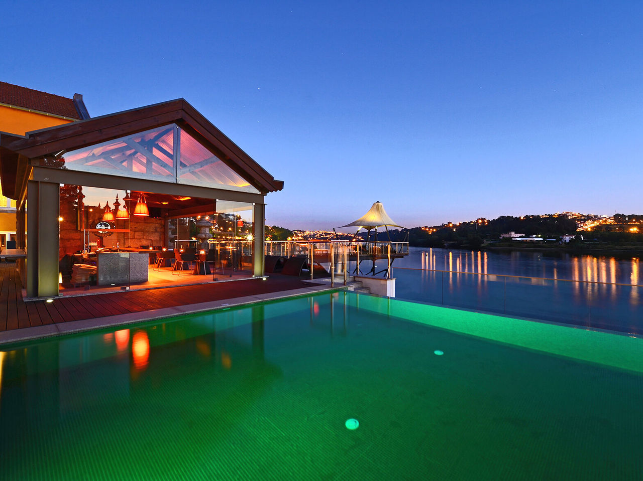 Promenade Bar, 5-Star National Monument Hotel in Porto, located by the outdoor pool with river views