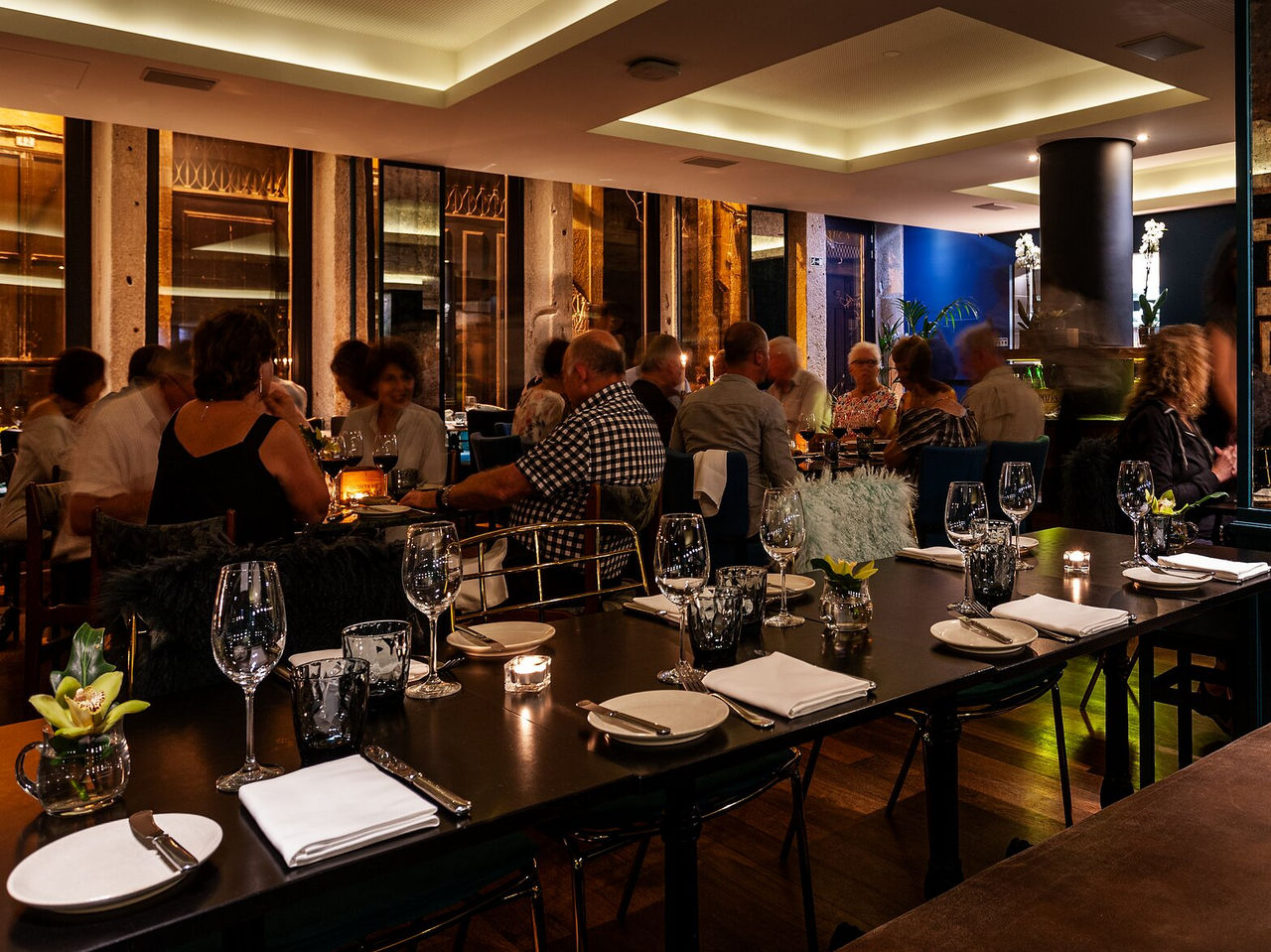The Rib Beef & Wine restaurant, of the 5-Star Hotel in the Center of Porto, has large tables for dining with friends