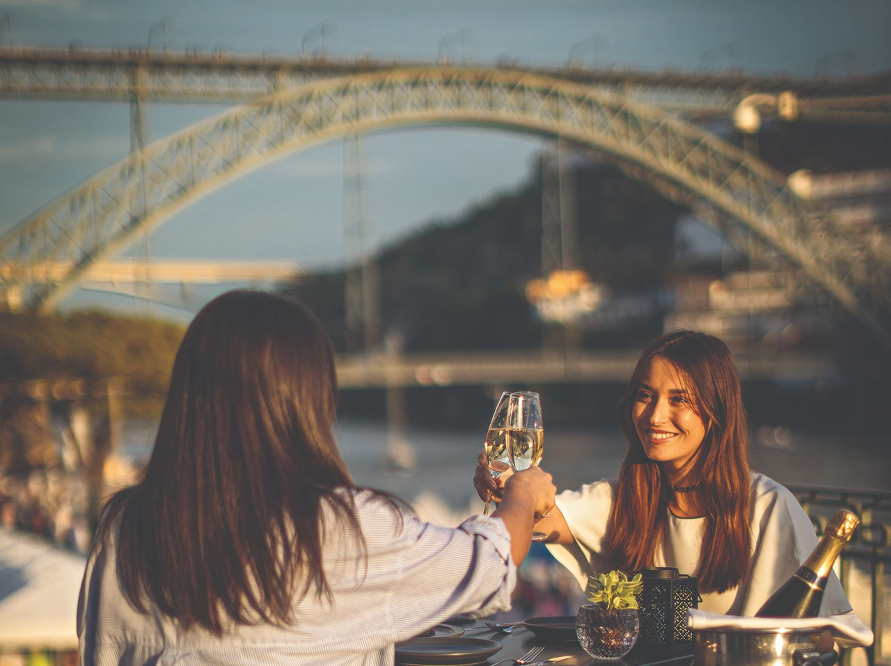 O  Vinology Wine Bar, do Hotel 5 Estrelas no Centro do Porto tem uma esplanada à beira-rio